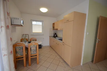 Wohnung Nr 2 mit Wohnküche, Microwelle,Herd, Kühlschrank,Wasserkocher und Toaster uvm.  