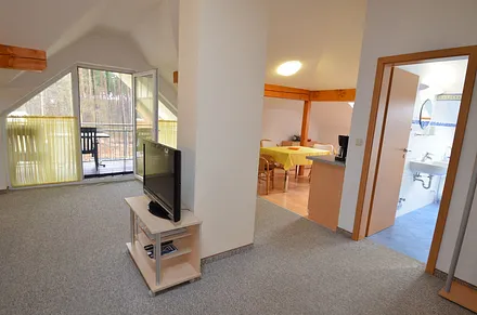 Blick vom Flur in das Appartement mit Überdachtem Balkon