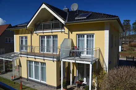 Hausansicht vom Grundstück/ Hinten