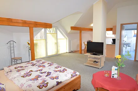 Blick vom Schlaffbereich in die Küche und Flurgaderobe