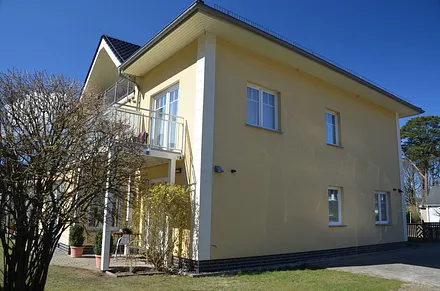 Balkon und Seitenansicht Wohnung Nr 4 / WZ und Bad/ Grillen auf dem Grundstück nach Absprache/ Grill vorhanden