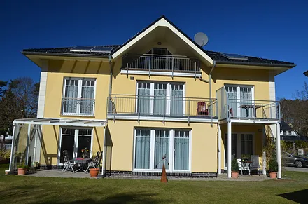 Hausansicht von hinten rechts 1 Etage Balkon Wohnung Nr 4