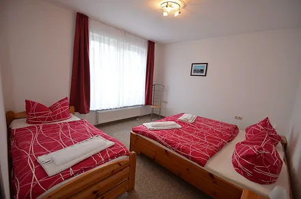 SZ gr Doppelbett 1 Einzellbett Aufbettung noch Absprache im SZ oder WZ möglich