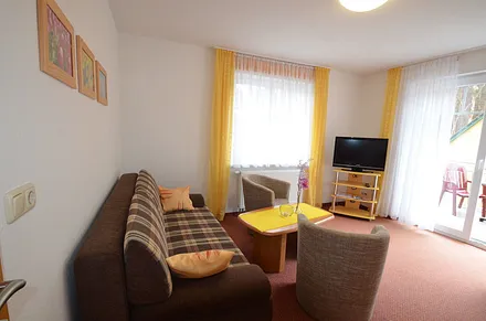 Wohnzimmer Südseite mit gr. Balkon und Elektr. Jalousie zur Südseite