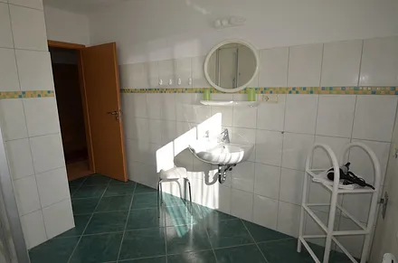 Bad Wohnung Nr 4 hell und gr.