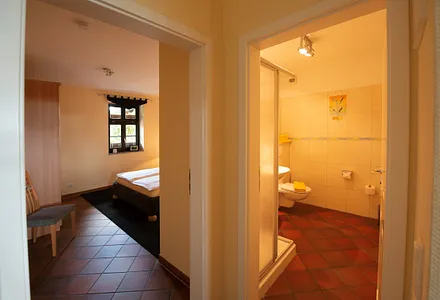 Blick in das Elternschlazimmer sowie in das Duschbad