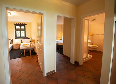 Blick in die Schlafzimmer sowie in das Badezimmer 