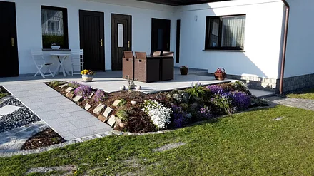 Terrasse vorm Gästeeingang/Suedseite