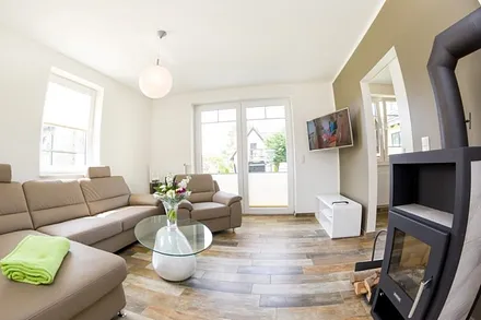 Wohnzimmer mit Ausgang zur Terrasse