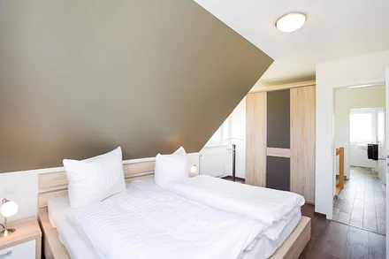 Schlafzimmer mit Doppelbett und Kleiderschrank