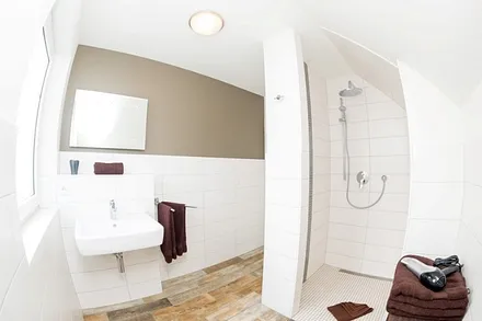 zweites Badezimmer mit ebenerdiger Dusche 