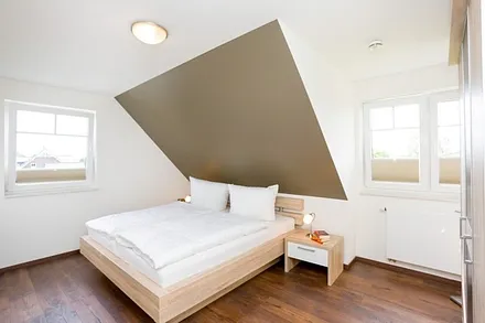 Schlafzimmer mit Doppelbett und Kleiderschrank