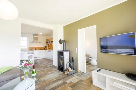 Wohnzimmer mit Durchgang zur Küche