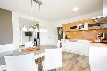 große moderne Küche mit Essbereich