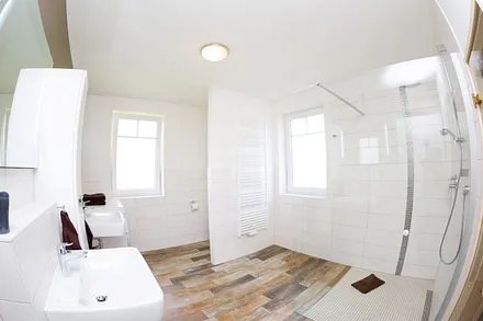 großes Badezimmer mit ebenerdiger Dusche, Sauna, Waschmaschine, Doppelwaschtisch