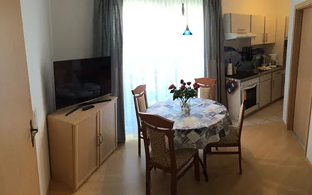 Wohnzimmer mit Eßtisch und Küchenzeile
