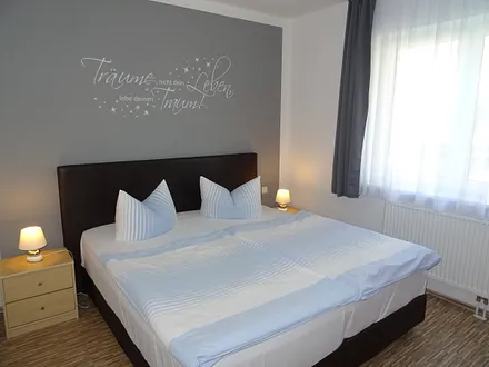 1. Schlafzimmer mit Boxspringbett 1,80 x 2,00 (Neu 2018) und Verdunklungsgardine