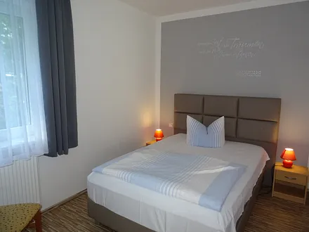 2. Schlafzimmer Boxspringbett 1,40 x 2,00m, Verdunklungsgardine 