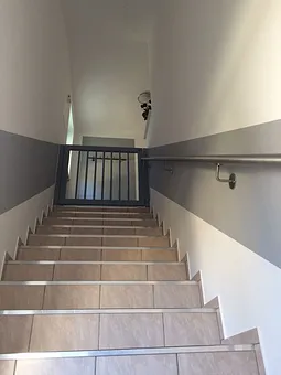Treppe zur Fewo OG mit Schutzgitter