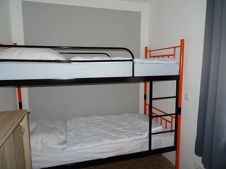 2. Schlafzimmer, Etagenbett 90 x 200, Verdunklungsgardine