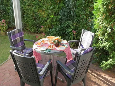 Terrasse mit Garten