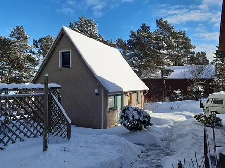kleines  Ferienhäuschen im Winter