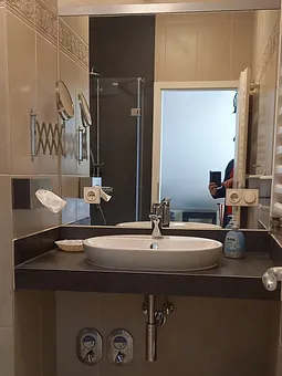 Das Bad mit Regendusche, Föhn u. Kosmetikspiegel