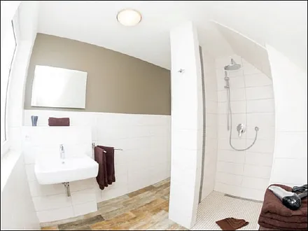 zweites Badezimmer mit ebenerdiger Dusche