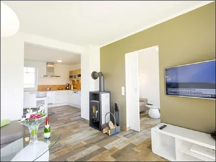 Wohnzimmer mit Durchgang zur Küche