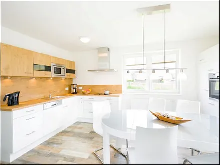 große moderne Küche mit Essbereich