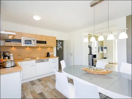 Küche mit Blick Richtung Flur und Wohnbereich