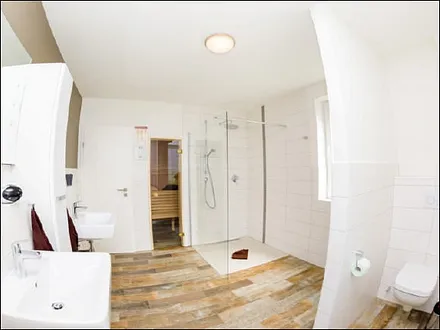 zweites Badezimmer mit ebenerdiger Dusche