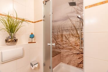 12_Bad mit Sitzmöglichkeit in der Dusche