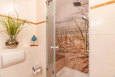 12_Bad mit Sitzmöglichkeit in der Dusche