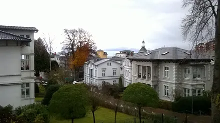 13_Blick aus Küche, Schlafzimmer und vom Balkon