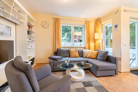 3_Blick vom Wohnzimmer zum Balkon