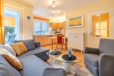 4_Blick vom Wohnzimmer in die Küche (offen)