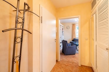 8_Flur mit großem Spiegel und Zugang zum Abstellraum (rechts)