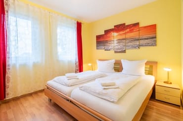 9_Schlafzimmer - Bett mit verstellbarem Lattenrost