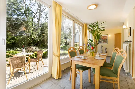 Blick vom Wintergarten auf die Terrasse.