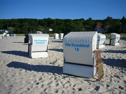 Von Mai bis September steht für Sie am Strand vor der Villa ein kostenfreier Strandkorb bereit.