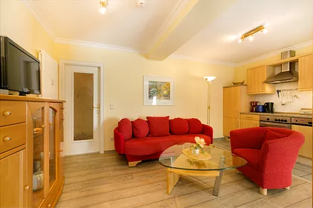 Der komfortable Wohnbereich. Flat-TV und DVD-Player sind vorhanden. WLAN ist kostenfrei verfügbar. 