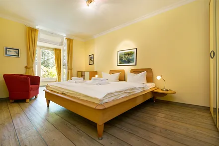 Das Schlafzimmer mit Doppelbett, Kommode ...