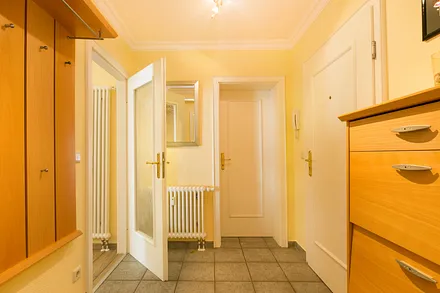 Der Wohnungsflur mit Garderobe.