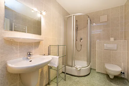 Das schöne Bad mit Dusche und WC.