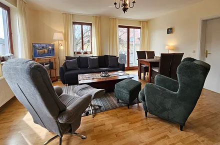 Wohnzimmer Aufbettung auf Schlafcouch & Flat-TV