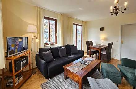 Wohnzimmer mit Esslatz & Zugang auf den Balkon Südseite