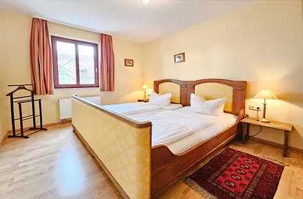 Schlafzimmer mit Doppelbett