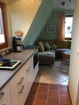 Küchenzeile mit Flur in den Wohnbereich