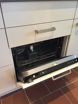 kleiner Geschirrspüler in der Küchenzeile integriert